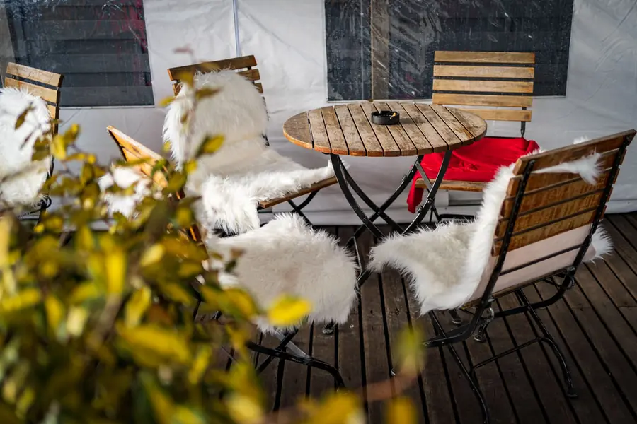 Terrasse mit Holzstüel und Fäll